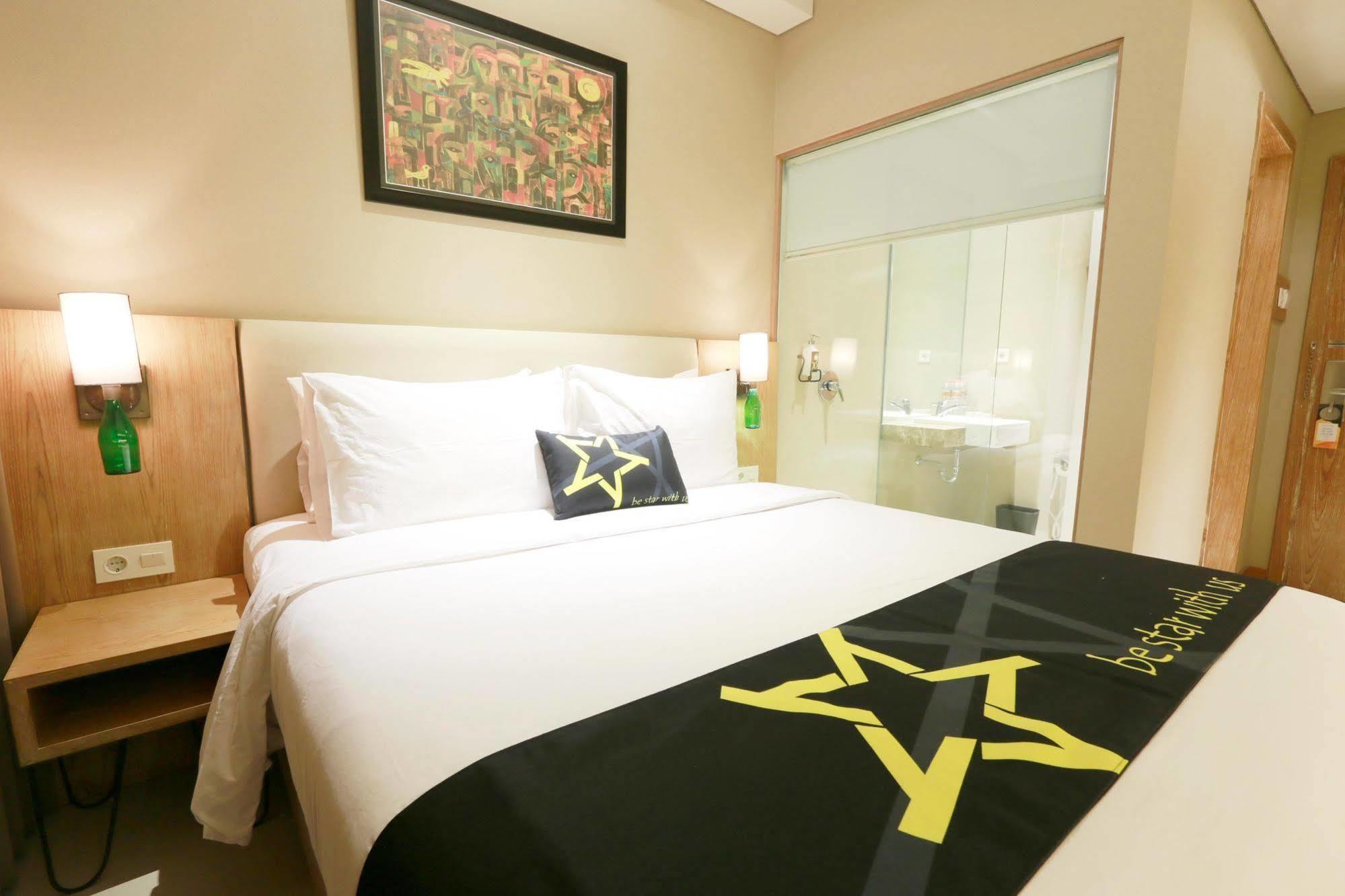 יוגיאקרטה Yellow Star Gejayan Hotel מראה חיצוני תמונה